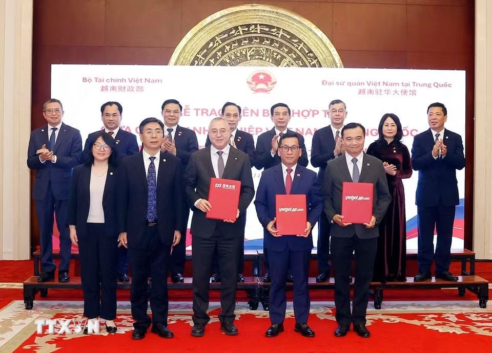 Lễ trao biên bản hợp tác giữa các doanh nghiệp Việt Nam - Trung Quốc. Ảnh: TTXVN