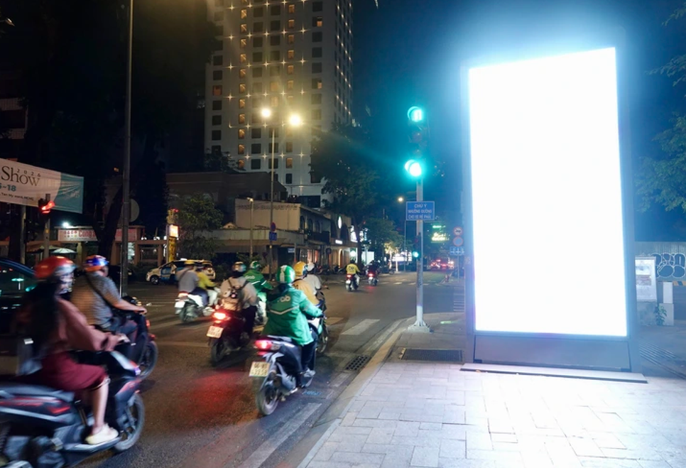 Ánh sáng gây chói mắt người đi đường của bảng quảng cáo đặt trên góc đường Nguyễn Thị Minh Khai - Phạm Ngọc Thạch - Ảnh: T.T.D.