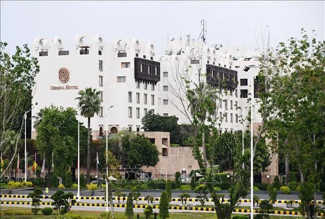 Quang cảnh bên ngoài khách sạn Serena ở Islamabad, Pakistan, nơi diễn ra vòng đối thoại trực tiếp Mỹ - Iran ngày 11/4/2026. Ảnh: THX/TTXVN Quang cảnh bên ngoài khách sạn Serena ở Islamabad, Pakistan, nơi diễn ra vòng đối thoại trực tiếp Mỹ - Iran ngày 11/4/2026. Ảnh: THX/TTXVN