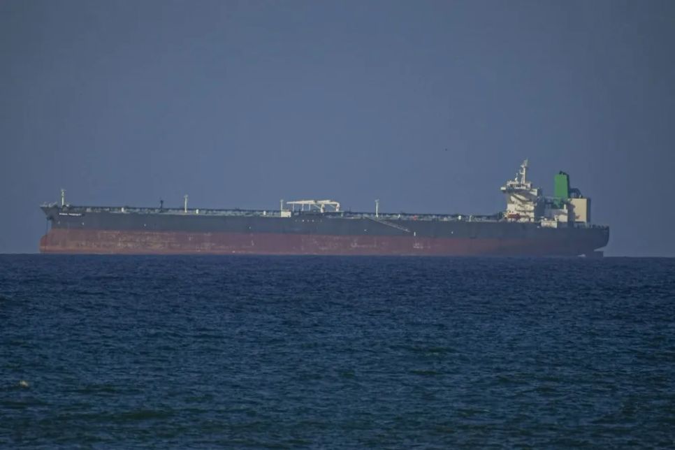 Một con tàu di chuyển qua eo biển Hormuz. Ảnh: AA/TTXVN Một con tàu di chuyển qua eo biển Hormuz. Ảnh: AA/TTXVN