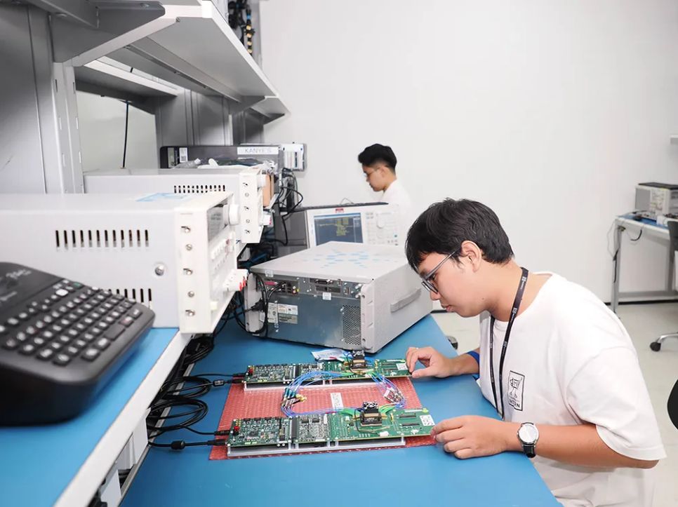 Nhân viên của Công ty Marvell tại TPHCM làm việc trong phòng lab chuyên thiết kế, kiểm thử và phát triển chip bán dẫn ẢNH: HOÀNG HÙNG