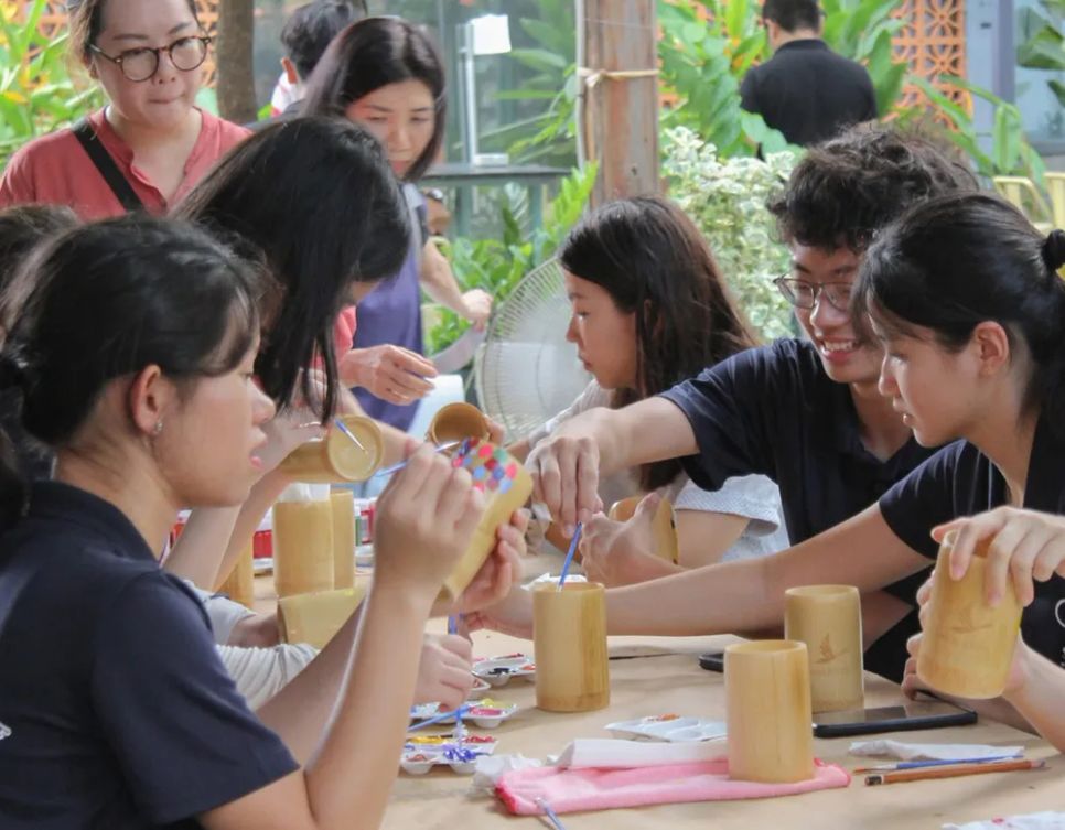 Workshop trải nghiệm trang trí trên sản phẩm thân thiện môi trường do An Khương tổ chức thu hút sự tham gia của nhiều bạn trẻ