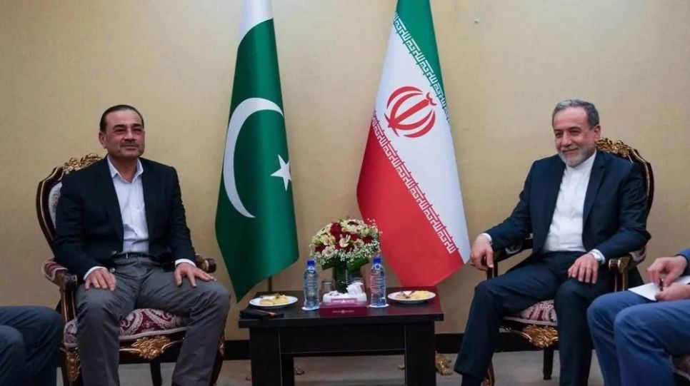 Ngoại trưởng Iran Abbas Araghchi (bên phải) tiếp Tổng tham mưu trưởng quân đội Pakistan Asim Munir, ngày 15-4. Ảnh: PRESS TV