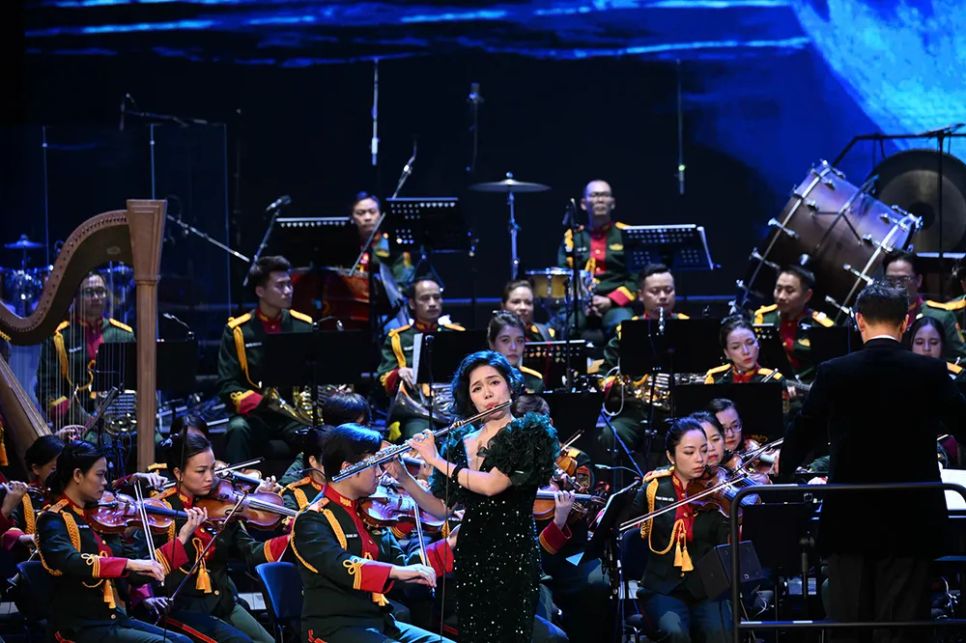 Dàn nhạc Giao hưởng Quân đội trình diễn trong chương trình Thanh âm dưới ánh mặt trời Dàn nhạc Giao hưởng Quân đội trình diễn trong chương trình Thanh âm dưới ánh mặt trời