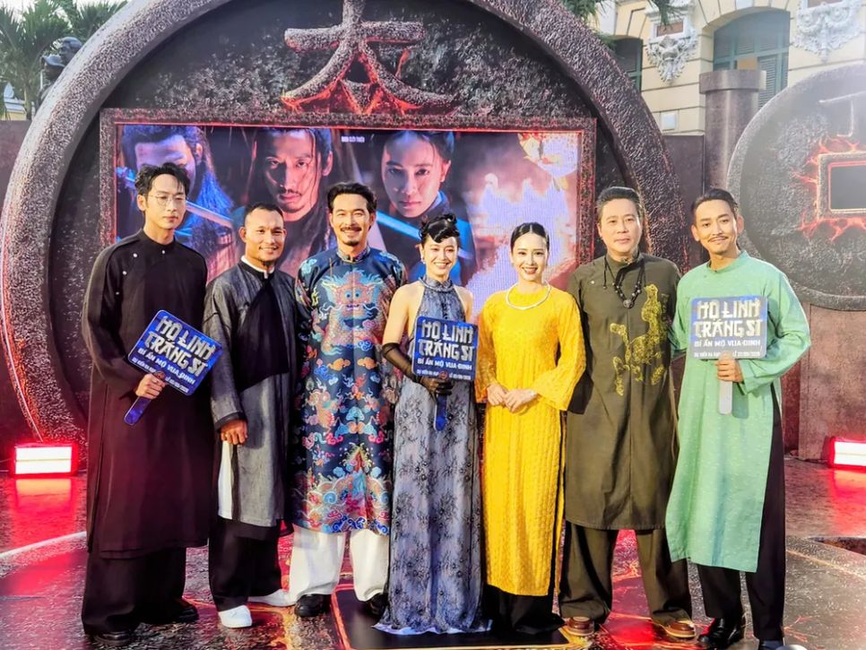 Dàn diễn viên chính của bộ phim tại buổi giới thiệu dự án. Ảnh: VĂN TUẤN