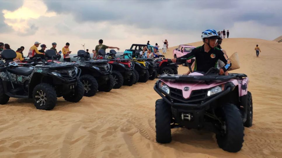 Dịch vụ đi xe địa hình trên đồi cát ở Mũi Né Dịch vụ đi xe địa hình trên đồi cát ở Mũi Né