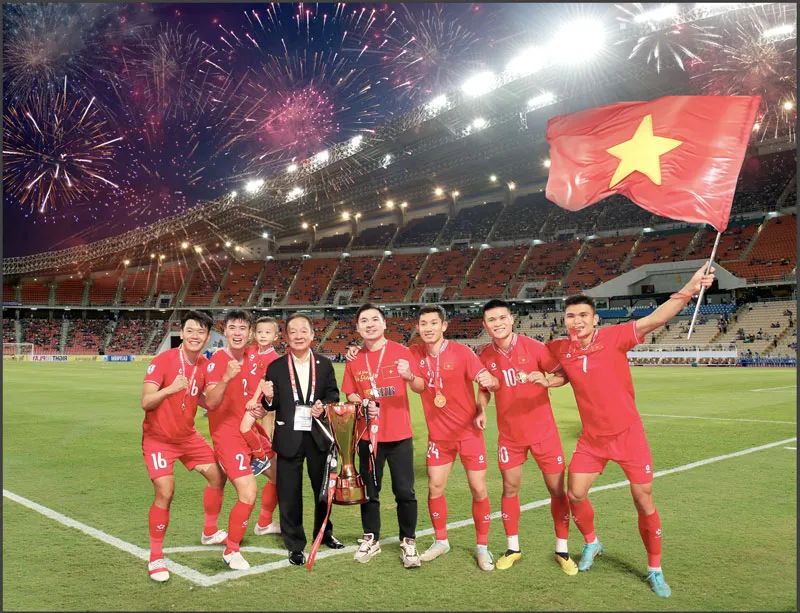 Bầu Hiển ăn mừng chức vô địch ASEAN Cup 2024 cùng các cầu thủ Hà Nội FC góp mặt trong đội hình tuyển Việt Nam.