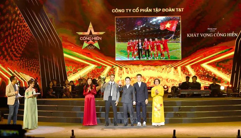 Phó Chủ tịch T&T Group Đỗ Vinh Quang cùng hai cầu thủ Đỗ Duy Mạnh, Đỗ Hoàng Hên nhận giải Khát vọng cống hiến tối 15-4.