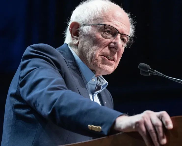 Thượng nghị sĩ Bernie Sanders phát biểu trong một cuộc mít tinh tại New York. Ảnh: The Guardian Thượng nghị sĩ Bernie Sanders phát biểu trong một cuộc mít tinh tại New York. Ảnh: The Guardian