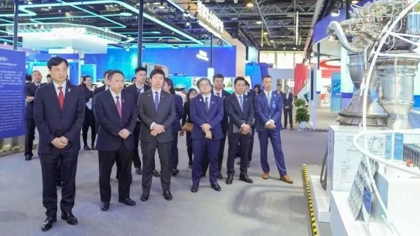 Đồng chí Nguyễn Duy Ngọc và Đoàn công tác tham quan khu trưng bày, nghe giới thiệu về quá trình hình thành, phát triển của Trung Quan Thôn và một số thành tựu nổi bật trong lĩnh vực khoa học, công nghệ, đổi mới sáng tạo của Bắc Kinh. Ảnh: TTXVN