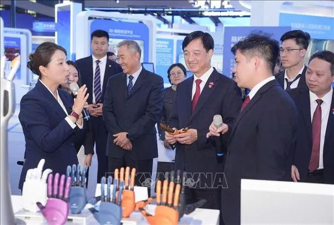 Đồng chí Nguyễn Duy Ngọc và Đoàn công tác tham quan khu trưng bày, nghe giới thiệu về quá trình hình thành, phát triển của Trung Quan Thôn và một số thành tựu nổi bật trong lĩnh vực khoa học, công nghệ, đổi mới sáng tạo của Bắc Kinh. Ảnh: TTXVN