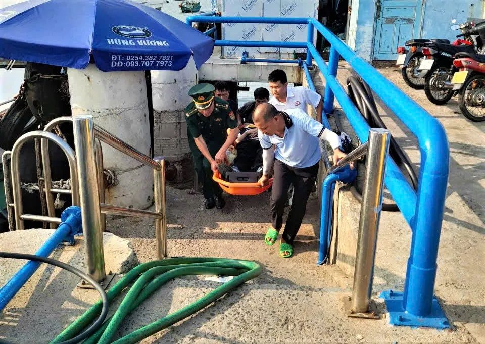 Biên phòng cửa khẩu cảng Bà Rịa - Vũng Tàu tiếp nhận giám sát viên người Hàn Quốc, đưa vào bờ an toàn và kịp thời cấp cứu
