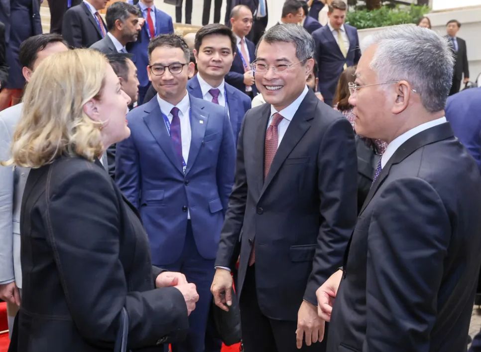 Thủ tướng Lê Minh Hưng làm với các đại biểu đoàn doanh nghiệp cấp cao USABC, chiều 16-4. Ảnh: VIẾT CHUNG