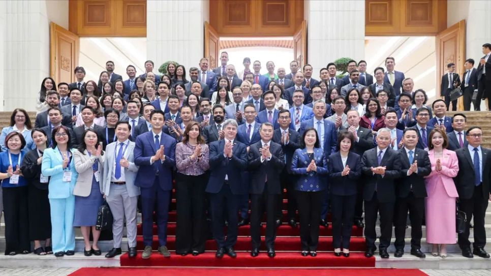 Thủ tướng Lê Minh Hưng với đoàn doanh nghiệp cấp cao USABC, chiều 16-4. Ảnh: VIẾT CHUNG