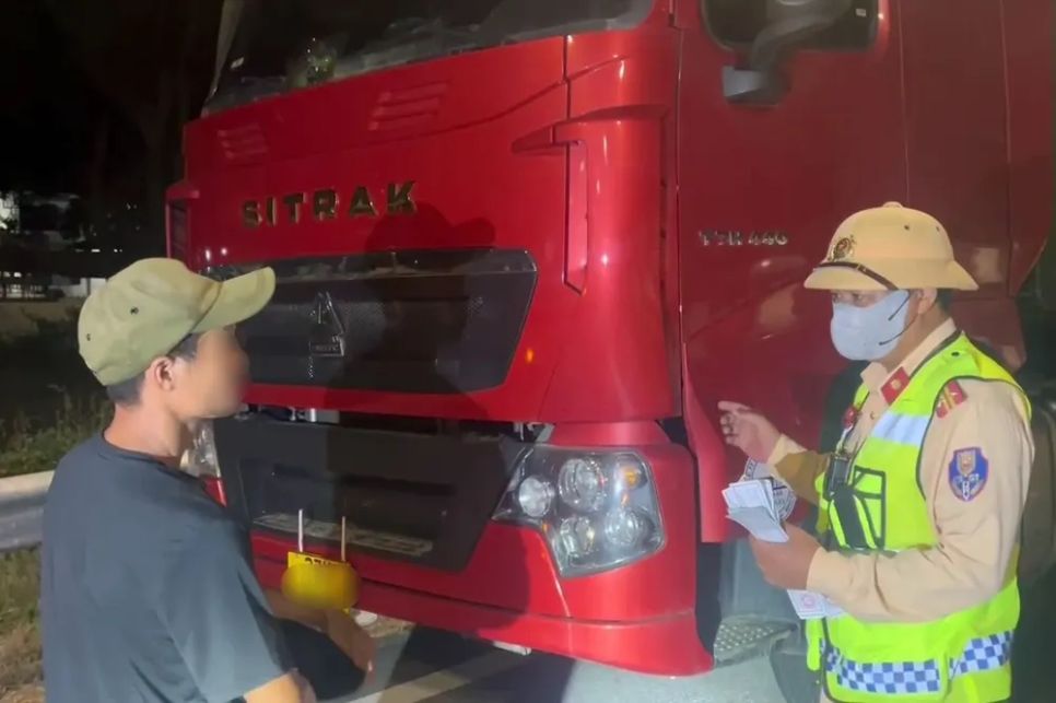 Tài xế không có bằng lái vẫn điều khiển xe đầu kéo trên cao tốc