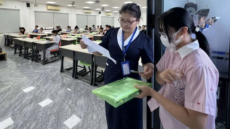 Cán bộ coi thi kiểm tra thông tin thí sinh vào phòng thi đánh giá năng lực đợt 1 năm 2026 do Đại học Quốc gia TPHCM tổ chức. ẢNH: THANH HÙNG