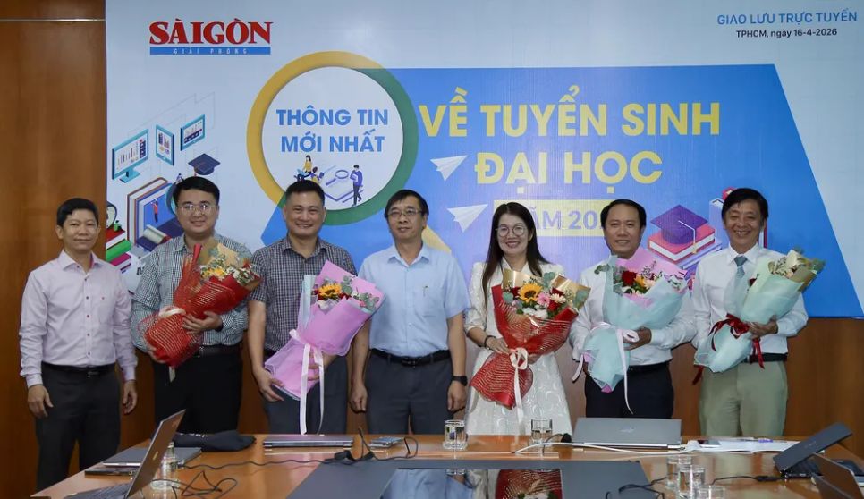 Nhà báo Trương Đức Nghĩa, Phó Tổng Biên tập Báo SGGP, tặng hoa các khách mời tham gia buổi giao lưu trực tuyến. ẢNH: DŨNG PHƯƠNG