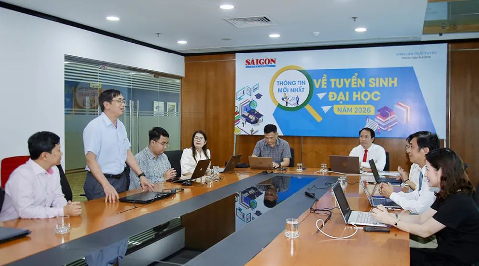 Nhà báo Trương Đức Nghĩa, Phó Tổng biên tập Báo SGGP trao đổi về nội dung buổi giao lưu trực tuyến với các khách mời. ẢNH: DŨNG PHƯƠNG