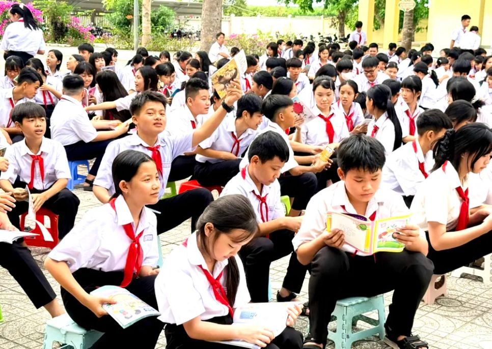 Các em học sinh đọc sách tại ngày hội