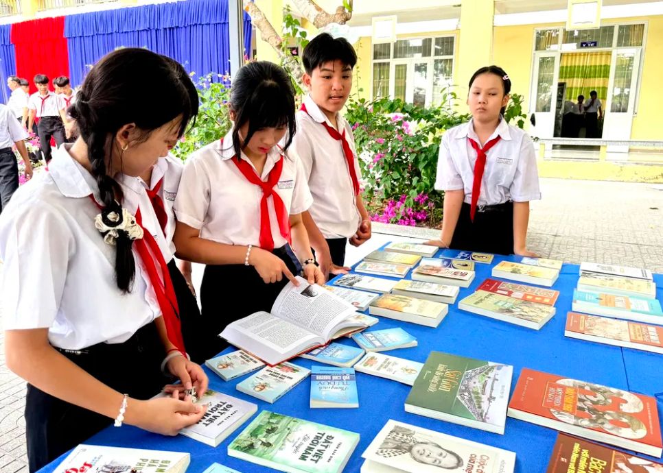 Rất nhiều thể loại sách được trưng bày, giới thiệu