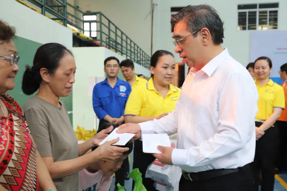 Đồng chí Nguyễn Phước Lộc tặng quà người dân có hoàn cảnh khó khăn đến khám sức khỏe tại Nhà thi đấu Phường Bình Phú