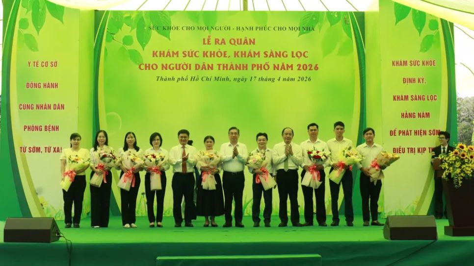 Đồng chí Nguyễn Phước Lộc và đồng chí Nguyễn Mạnh Cường tặng hoa chúc mừng các Đội chăm sóc sức khỏe cộng đồng