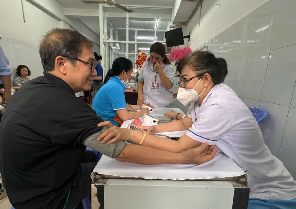 Người dân thăm khám sức khỏe tại Trạm y tế phường Bình Phú