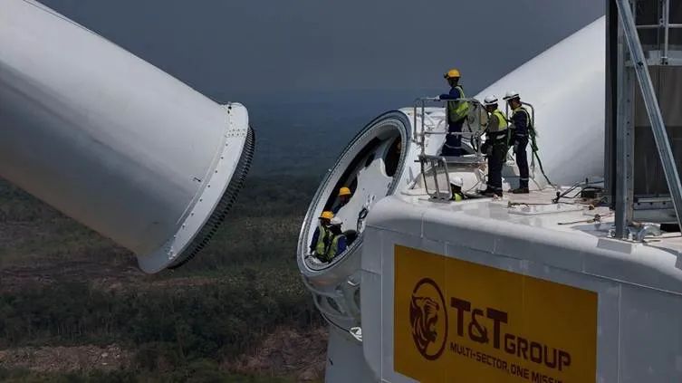 Các cán bộ, công nhân viên cố gắng hoàn thiện các hạng mục cả ngày lẫn đêm với quyết tâm hoàn thành dự án