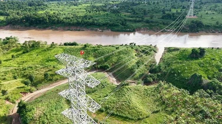 Sau hơn 6 tháng thần tốc, đường dây truyền tải 220kV dài gần 70km từ nhà máy về điểm đấu nối phía Việt Nam đã được hoàn thành