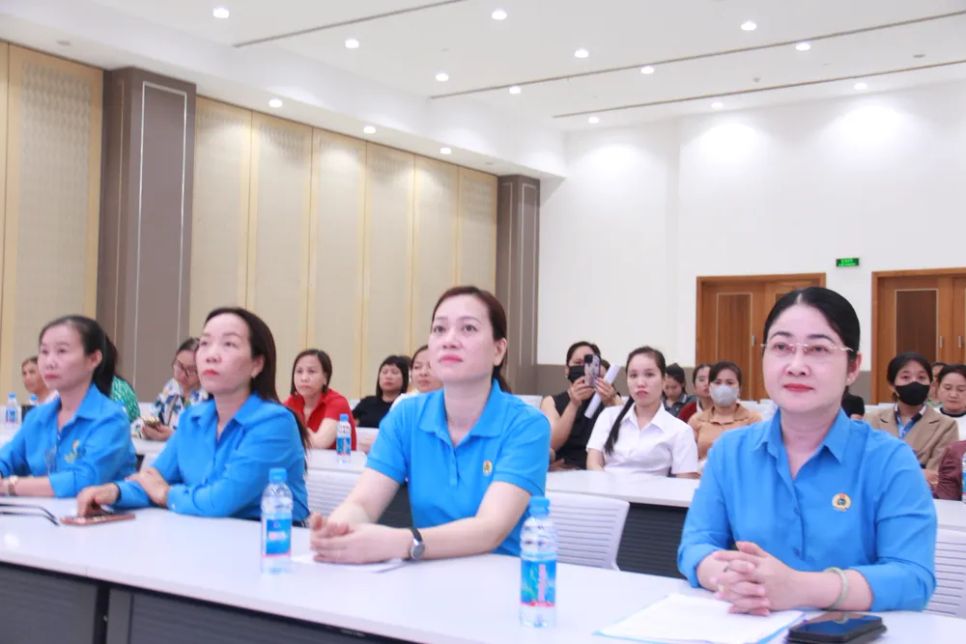 Đại diện lãnh đạo LĐLĐ TPHCM và Bệnh viện Hùng Vương tham dự chương trình