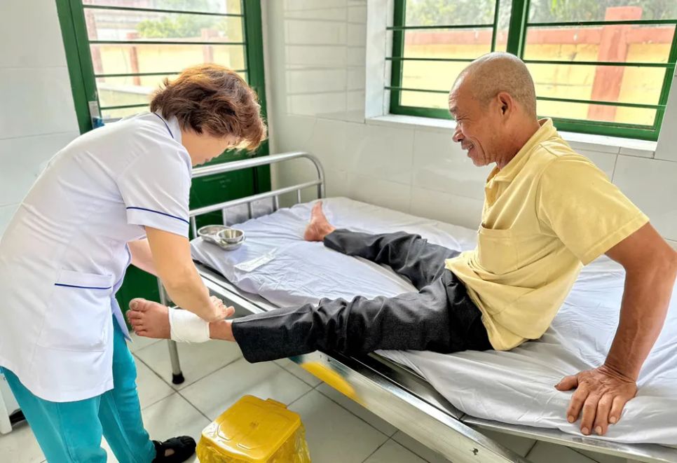 Người dân khám bệnh, sơ cứu vết thương tại Trạm y tế xã Phú Giáo