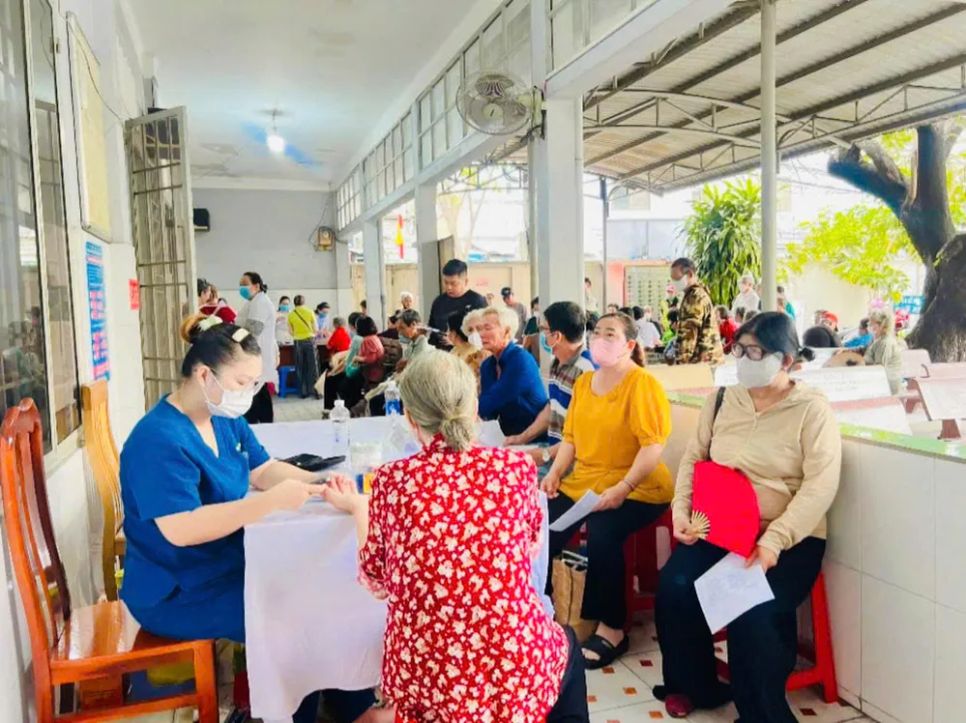Người dân phường Lái Thiêu được tư vấn, khám bệnh