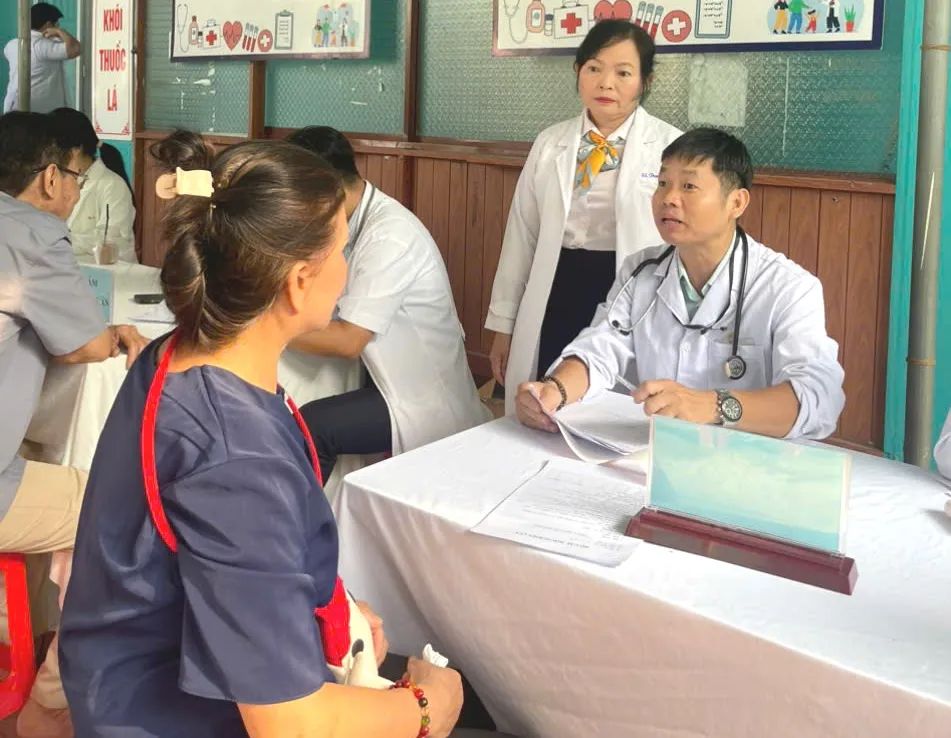 Người dân xã Bàu Bàng kiểm tra sức khỏe tại Trạm y tế xã