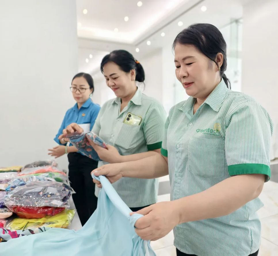 Niềm vui của các nữ công nhân khi được tặng những bộ áo dài miễn phí