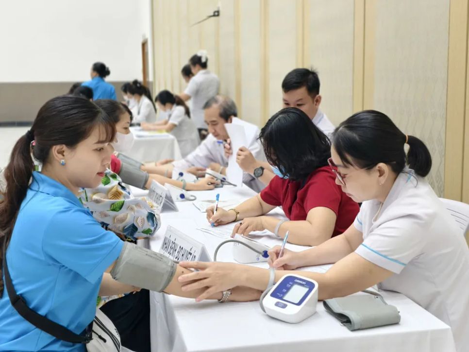 Nữ công nhân lao động khám, tầm soát bệnh tại chương trình