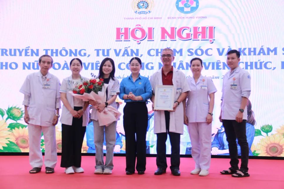 Phó Chủ tịch LĐLĐ TPHCM Nguyễn Kim Loan tặng quà cho đội ngũ y bác sĩ Bệnh viện Hùng Vương