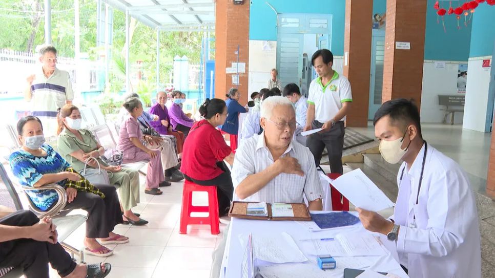 Tại Trạm y tế phường Bến Cát, người dân có mặt từ sớm để khám bệnh