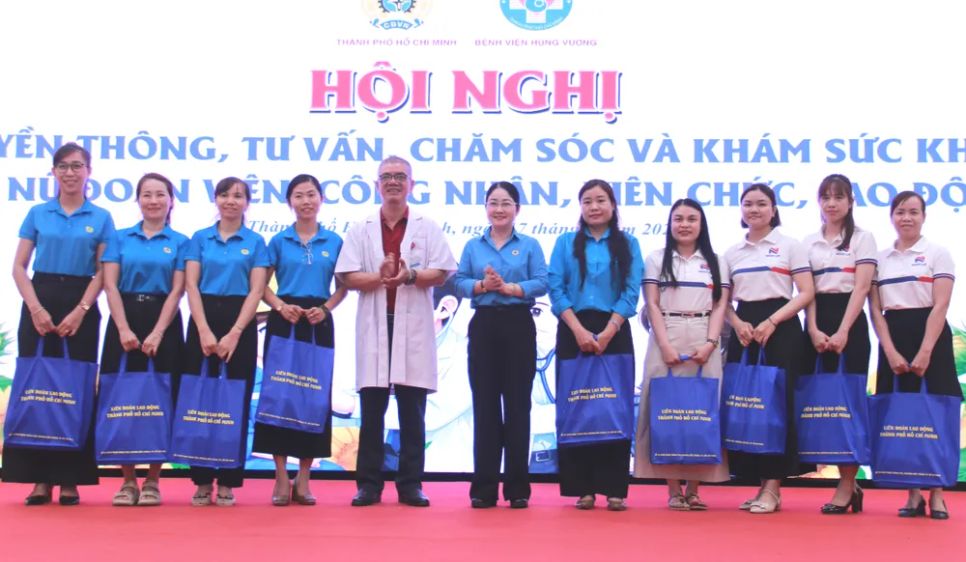 Trao quà cho nữ đoàn viên, công nhân, viên chức, người lao động