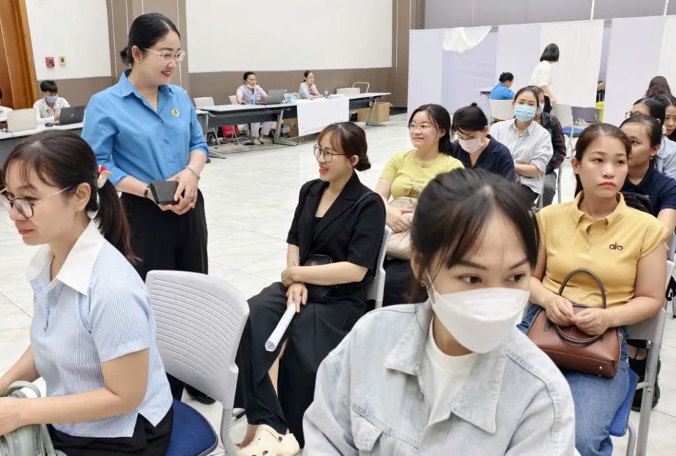 Trong khuôn khổ chương trình còn có hoạt động tư vấn, khám bệnh, tặng áo dài cho các nữ đoàn viên, nữ công nhân