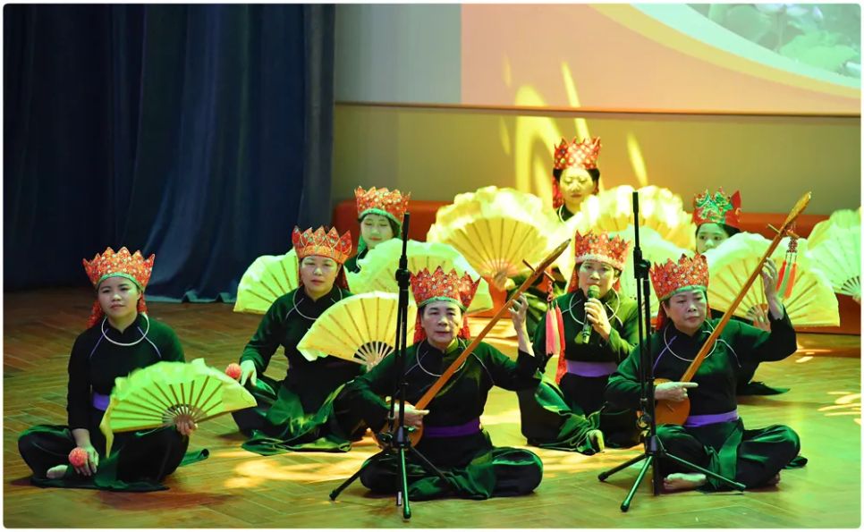 Các nghệ nhân biểu diễn chào mừng trong hội nghị. Ảnh: KHIẾU MINH