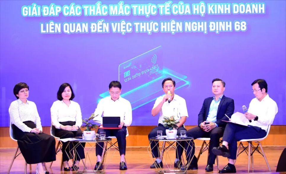 Các khách mời giải đáp thắc mắc của hộ kinh doanh tại hội thảo