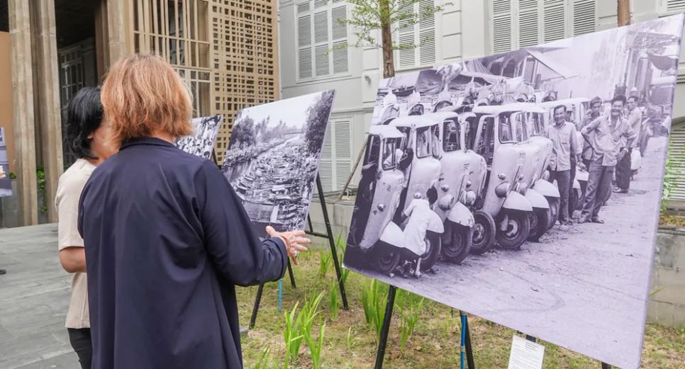 Bức ảnh đen trắng của Gilbert Bertrand. Ảnh: XUÂN QUỲNH