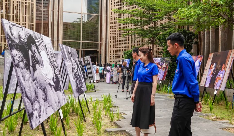 Các đoàn viên tham quan, tìm hiểu các tác phẩm tại triển lãm. Ảnh: XUÂN QUỲNH