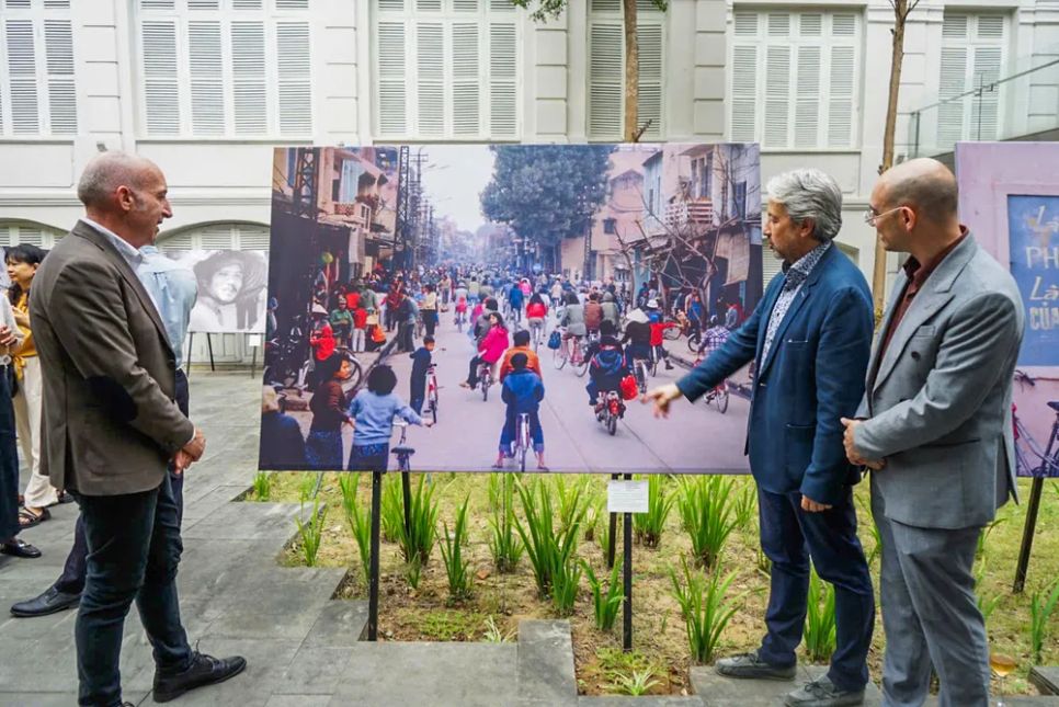 Khách quốc tế tìm hiểu một tác phẩm. Ảnh: XUÂN QUỲNH