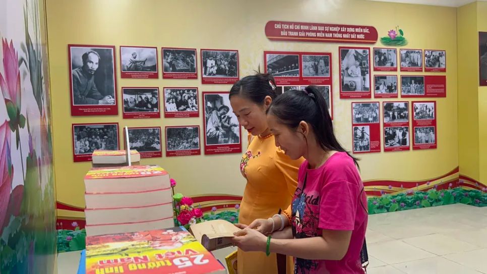 Các đại biểu đọc sách tại Không gian Văn hóa Hồ Chí Minh