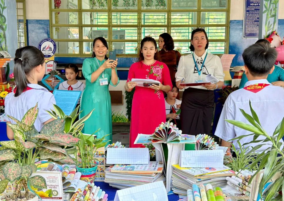 Hội thi trưng bày sách kết hợp kể chuyện theo sách diễn ra trong 2 ngày 16 và 17-4