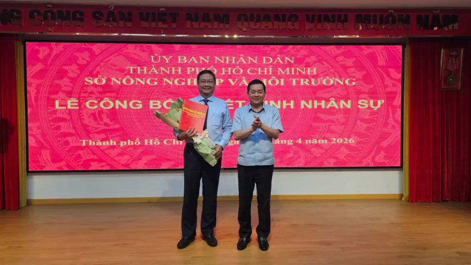 Giám đốc Sở NN-MT Nguyễn Toàn Thắng trao quyết định bổ nhiệm Phó Trưởng phòng Kinh tế đất cho ông Trương Hữu Chức.