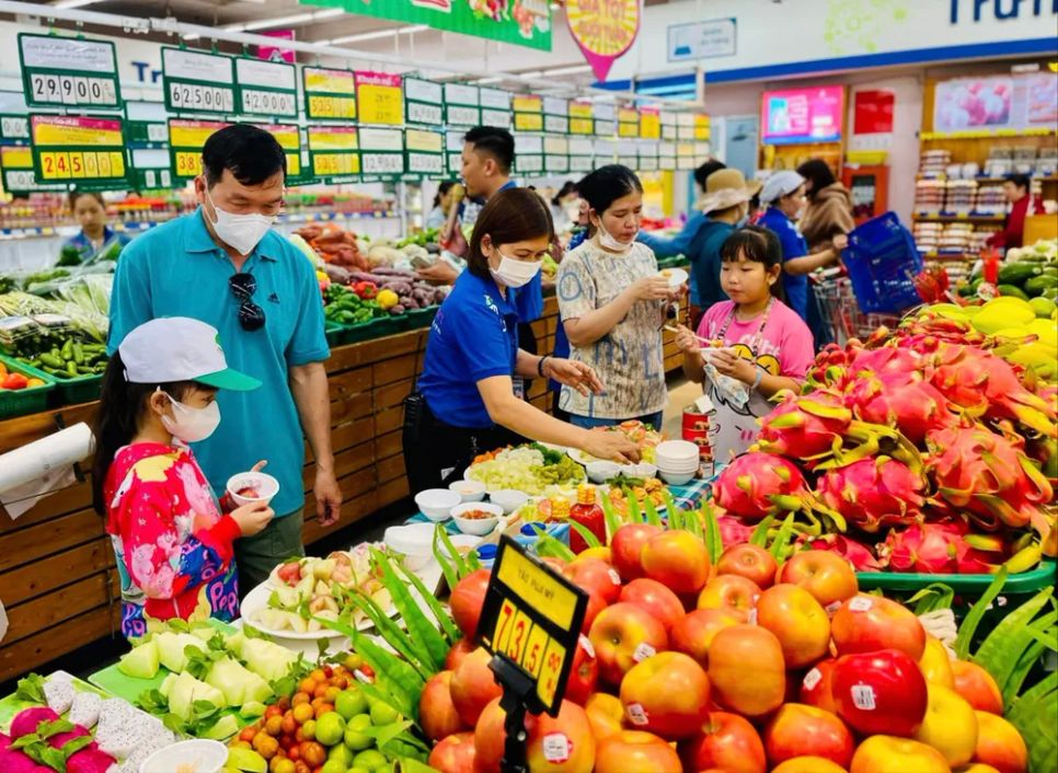 Khách hàng tìm mua trái cây các loại tại một siêu thị ở TPHCM (ẢNH: GIA HÂN)