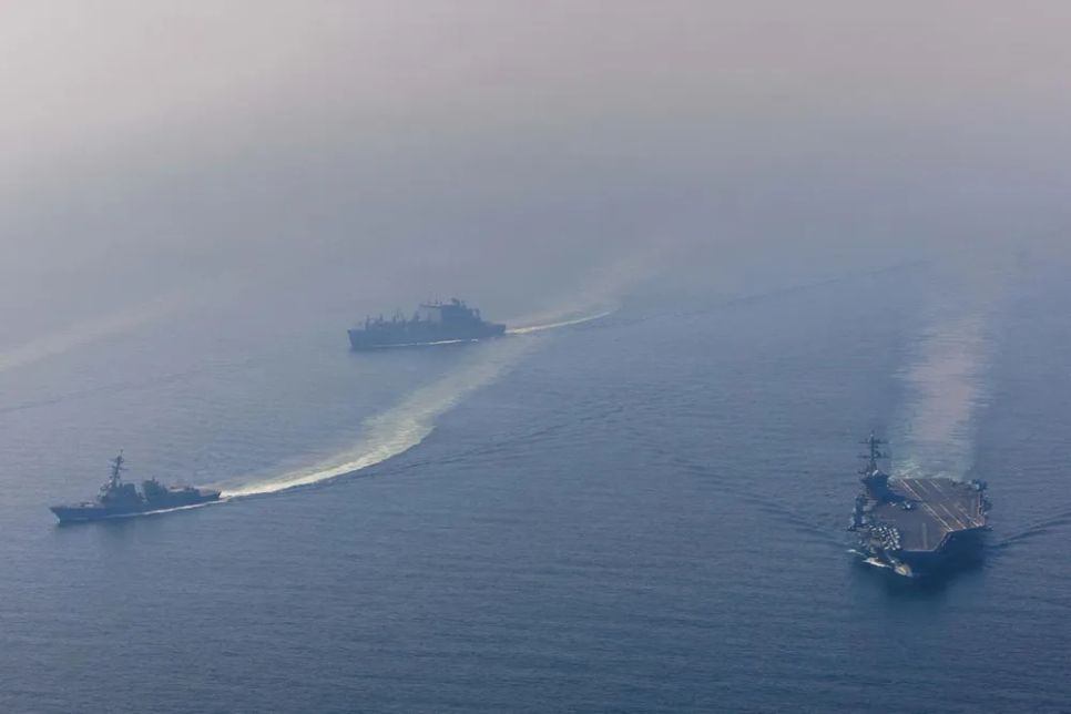 Tàu sân bay USS Abraham Lincoln của Hải quân Mỹ di chuyển song song với tàu khu trục mang tên lửa dẫn đường USS Frank E. Petersen Jr. và tàu chở hàng USNS Carl Brashear trên Biển Arab (ẢNH: Jesse Monford/Hải quân Hoa Kỳ qua Getty Images)