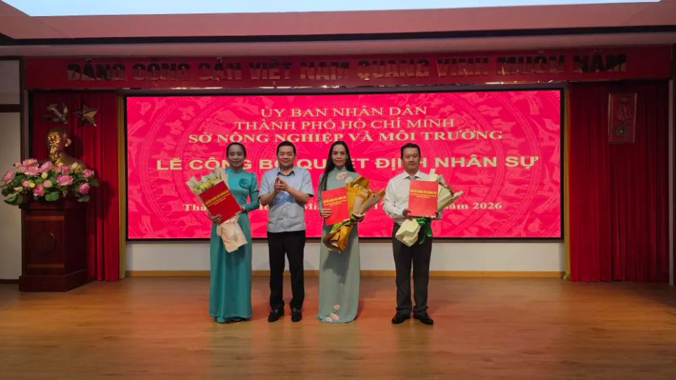 Giám đốc Sở NN-MT TPHCM Nguyễn Toàn Thắng trao quyết định bổ nhiệm, luân chuyển cán bộ